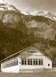Familie Speckbacher vor dem Gasthof Rechenhof